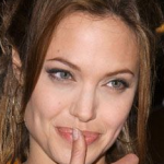 Angelina shpon fytyren me gjilpera!